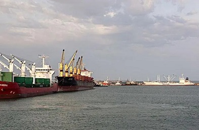 散貨船海運(yùn)在國(guó)際貿(mào)易中具有重要作用，其有一定的優(yōu)勢(shì)和重要性