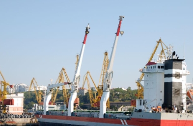 干貨船連接著生產(chǎn)與消費(fèi)，編織著全球經(jīng)濟(jì)的復(fù)雜網(wǎng)絡(luò)