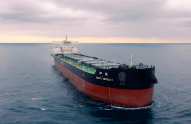 大型散貨船默默書寫著關(guān)于貿(mào)易、物流與自然和諧共生的壯麗篇章