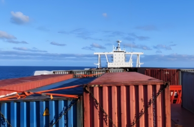 上海大型散貨船如何適應(yīng)市場需求的變化并保持競爭力？