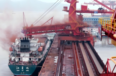 干貨船的設(shè)計(jì)多種多樣，所裝貨物及船舶結(jié)構(gòu)、設(shè)備不同