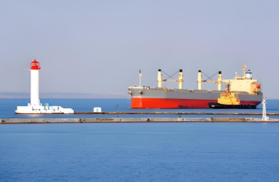 散貨船裝貨通過規(guī)范的裝船步驟和嚴(yán)格的安全要求，可以確保貨物高效地運(yùn)送到目的地