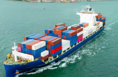 散貨船以其龐大的載重量和高效的運(yùn)輸能力，確保關(guān)鍵資源的全球流通