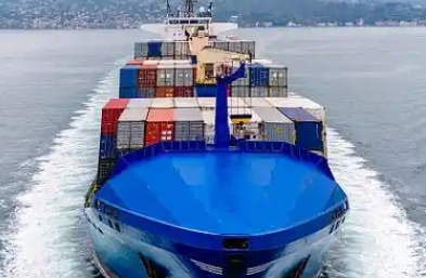 在貿(mào)易的廣闊舞臺上，散貨船裝貨是連接生產(chǎn)與消費的重要環(huán)節(jié)