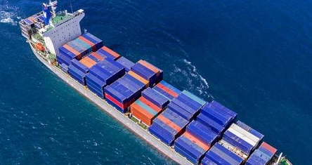 散貨船如同一座座移動的城堡，承載著貿(mào)易的重要物資